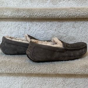 UGG MENS “ASCOT”SUEDE/SHEEPSKIN LOAFER/SLIPPERS/GRAY/SIZE 9/ 5775.